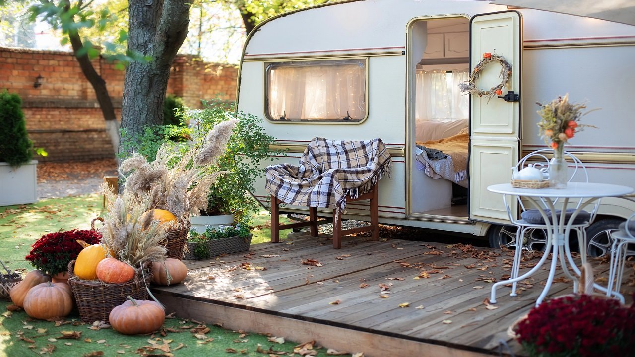 Romantic Camper Bedroom Ideas for Couples Who Want a Cozy Escape