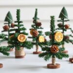 17 Minimalist Christmas Tree Decorating Ideas Using Natural Materials