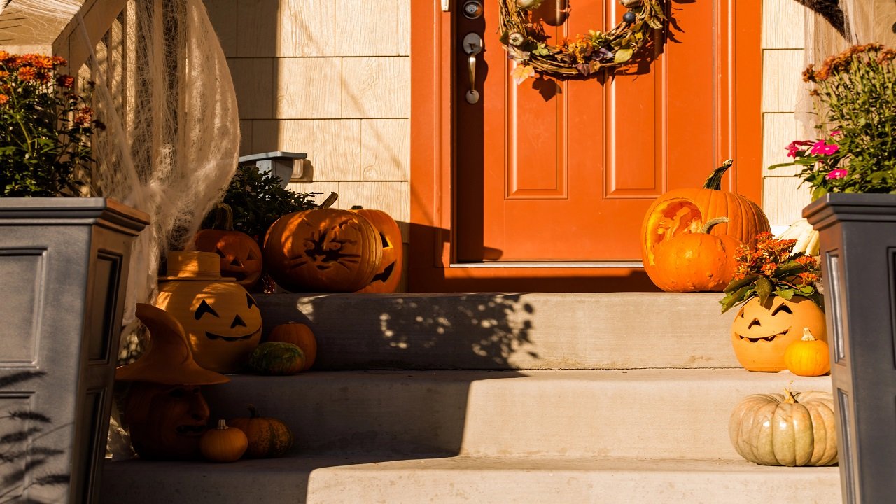 Small Front Porch Fall Decor: 10 Ideas That Make a Tiny Space Feel Full