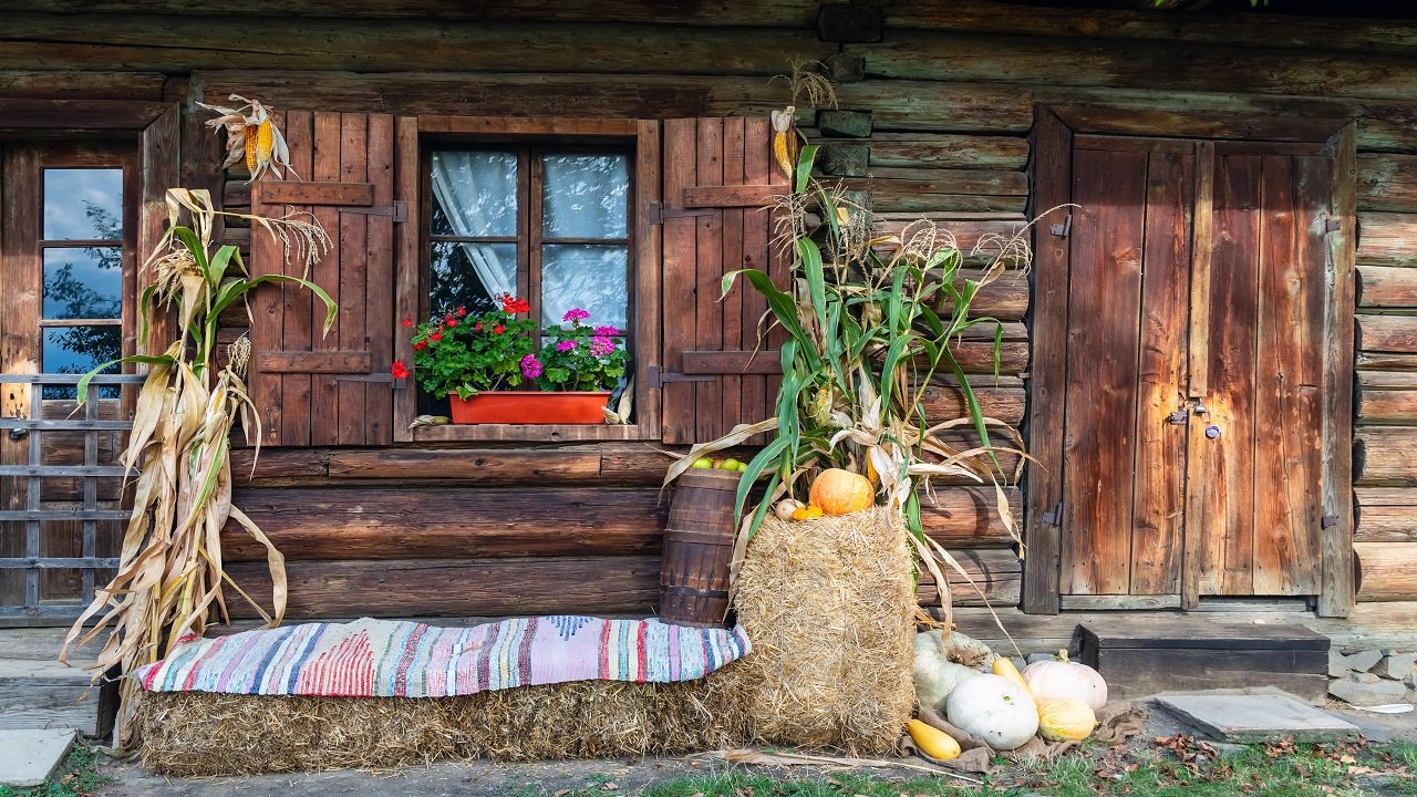 Cozy Farmhouse Fall Porch: The Warm, Layered Look Everyone Saves