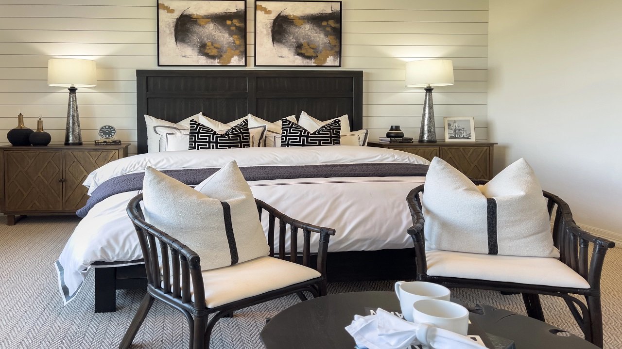 12 Men’s Bedroom Lighting Ideas That Actually Change How the Room Feels (Start With the Bulb)