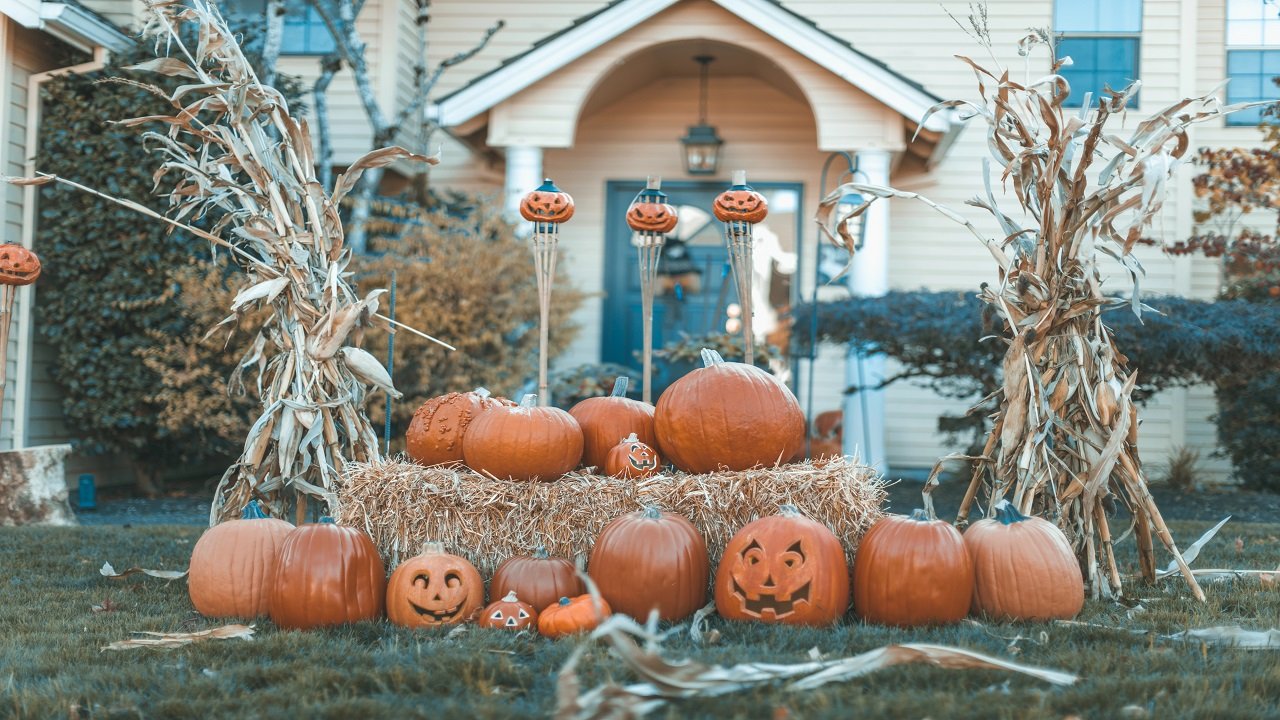 10 Cute Outdoor Halloween Decorations That Are Fun, Not Frightening
