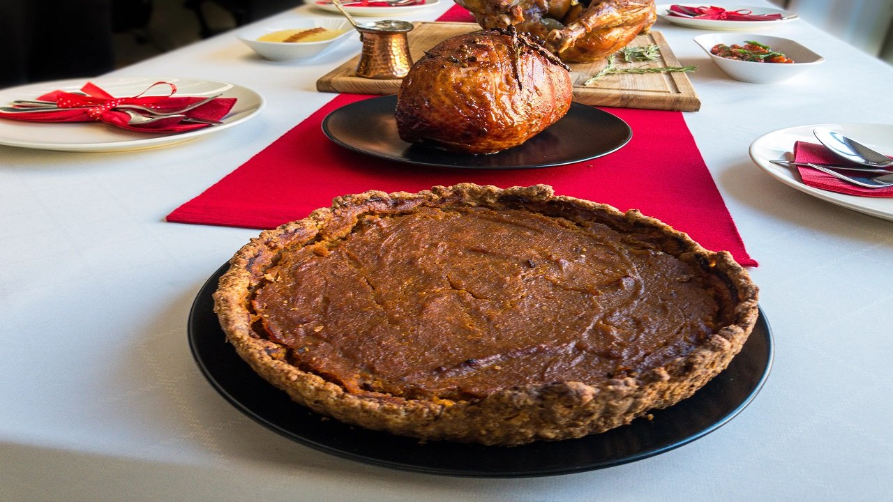11 Thanksgiving Table Runner Ideas (Including the Cheesecloth Trend Everyone’s Copying)
