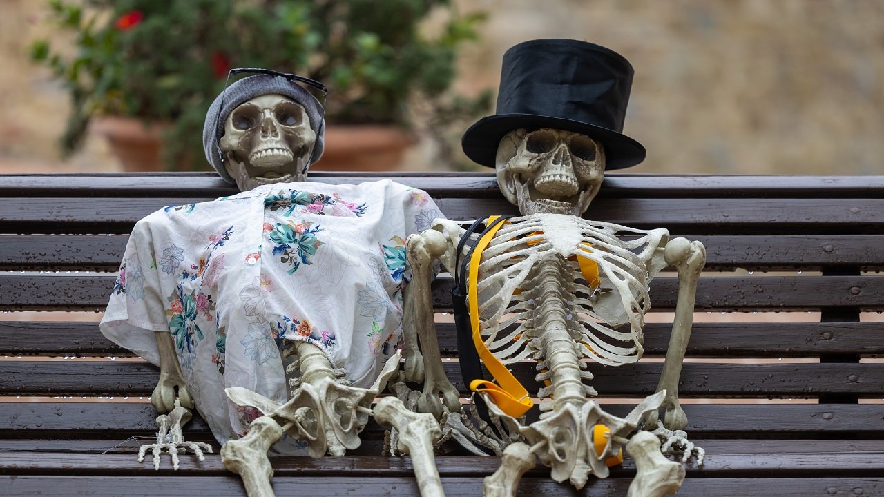 10 Scary Outdoor Halloween Decorations That Will Make Your Neighbors Slow Down (DIY + Buy)
