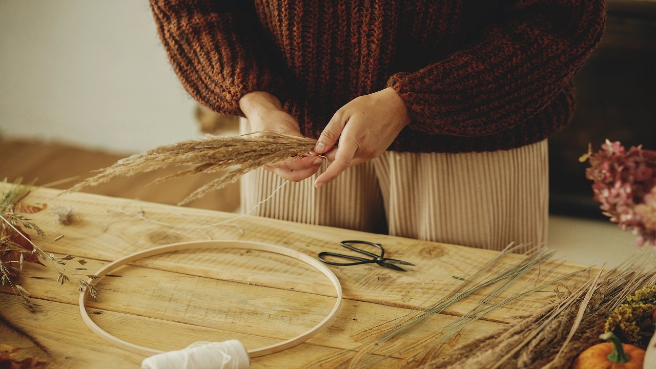 How to Decorate a Round Thanksgiving Table (16 Ideas That Actually Work)