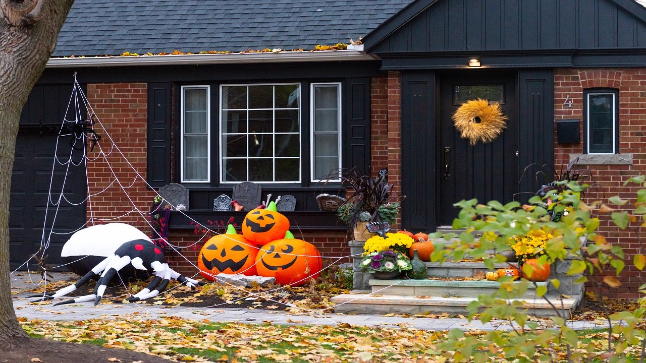 11 Outdoor Halloween Decorations for Renters, Apartments and Small Balconies (No Damage, Full Impact)