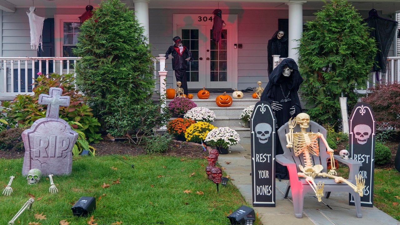 17 Outdoor Ghost Decorations That Actually Look Good (+ How to DIY the Viral Swinging Ghost)