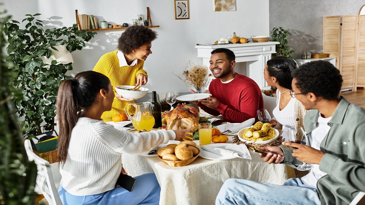10 Friendsgiving Table Decor Ideas That Feel Like a Party, Not a Holiday Obligation