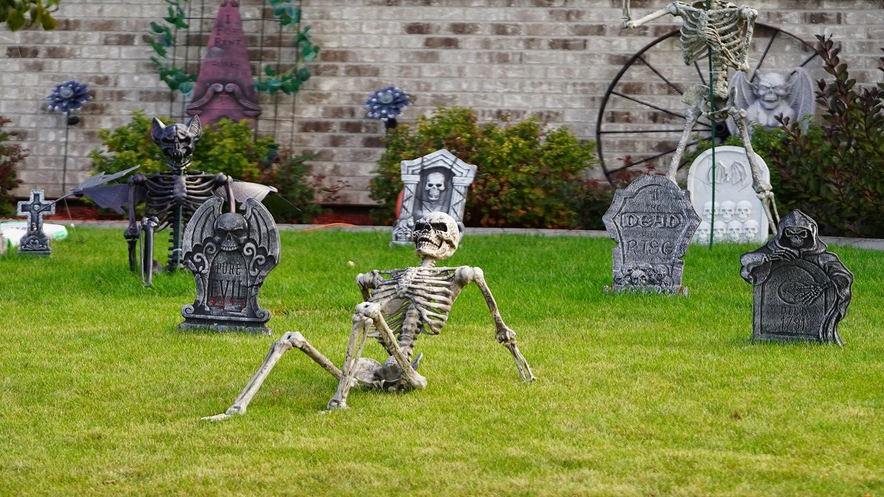 How to Set Up a Halloween Yard Graveyard From Scratch (The Full Tutorial)