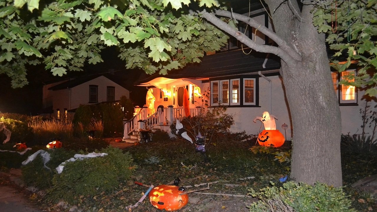 Your First Outdoor Halloween: Everything Nobody Tells You About Decorating Outside