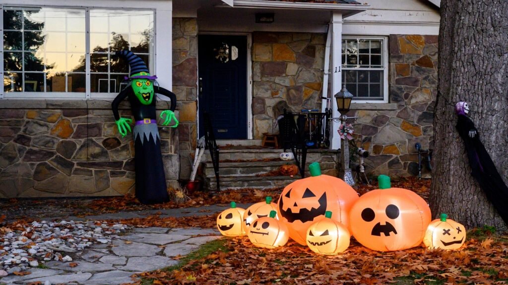 Smiling Ghost Lawn Ornaments in a Cluster Are the Cutest Thing in the Yard