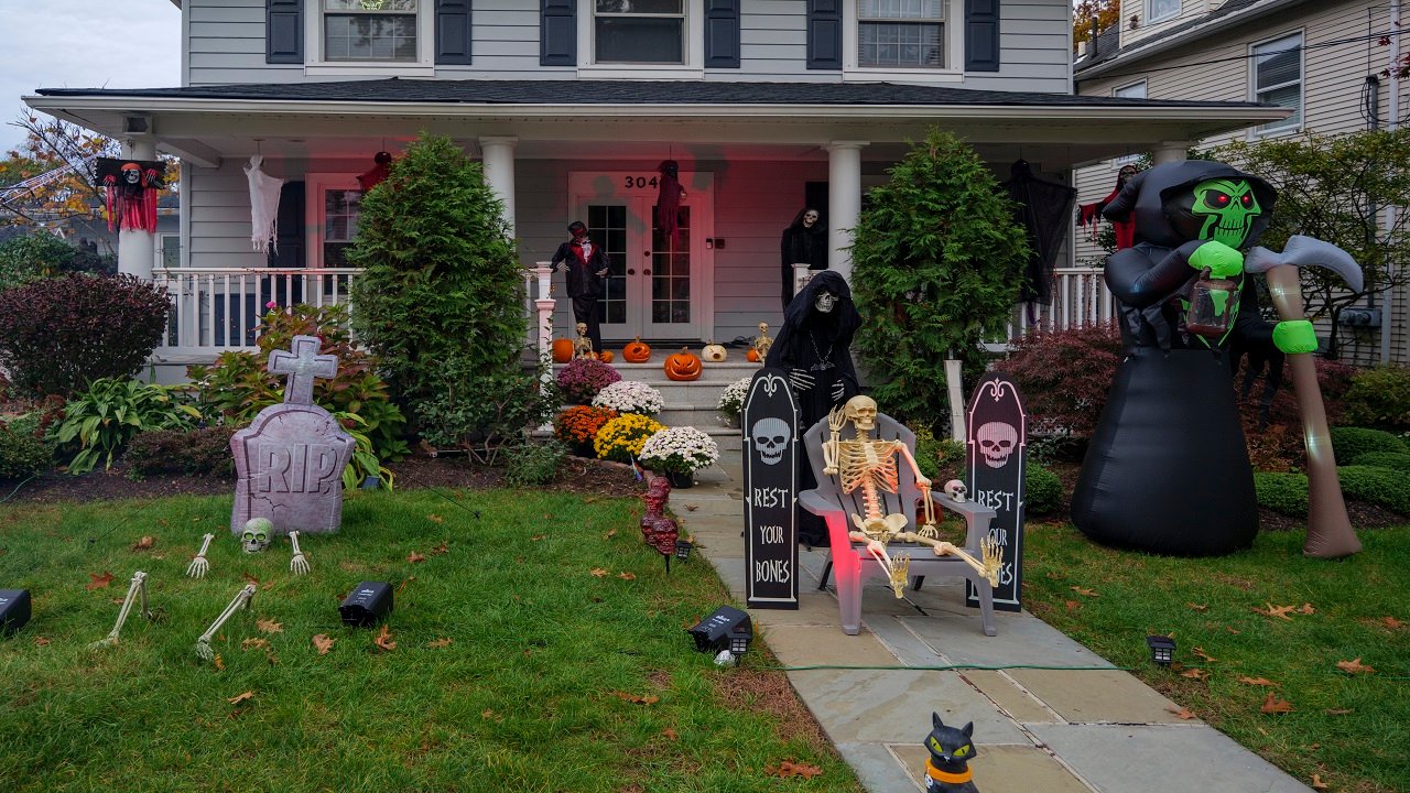 20 Halloween Porch Decorations Ideas That Make Trick-or-Treaters Stop and Stare