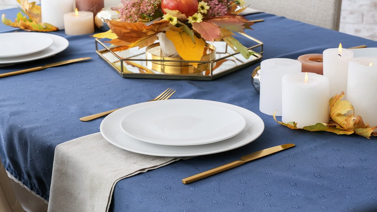 7 Blue Thanksgiving Table Decor Ideas That Break All the Rules (In the Best Way)