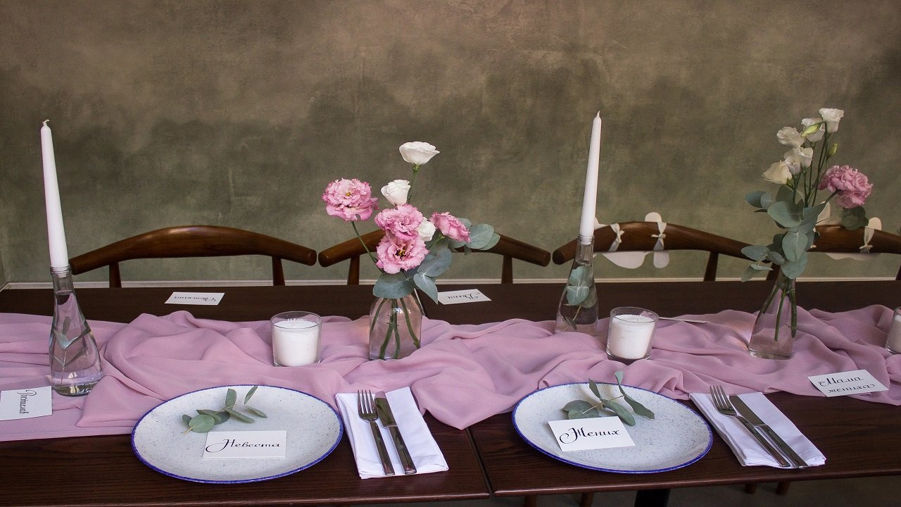 How to Style a Long Thanksgiving Table for a Crowd (12+ Guests, No Gaps)